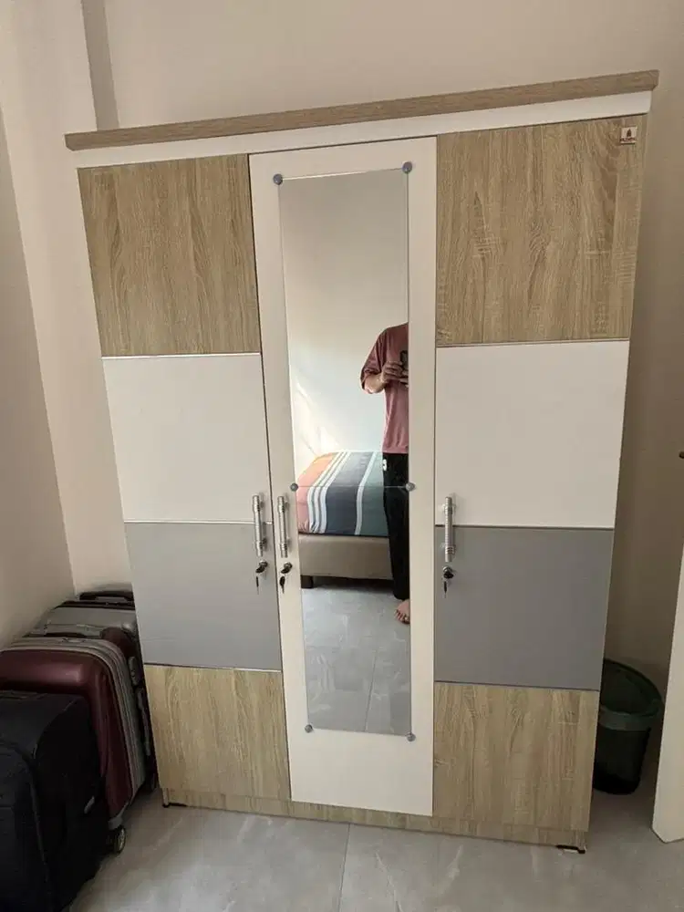 1 lemari baju dan 1 lemari sepatu