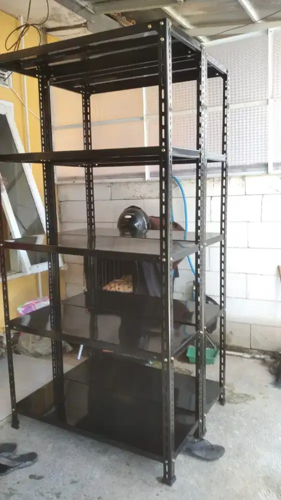 rak besi warna merah kuat bisa diantar ke lokasi