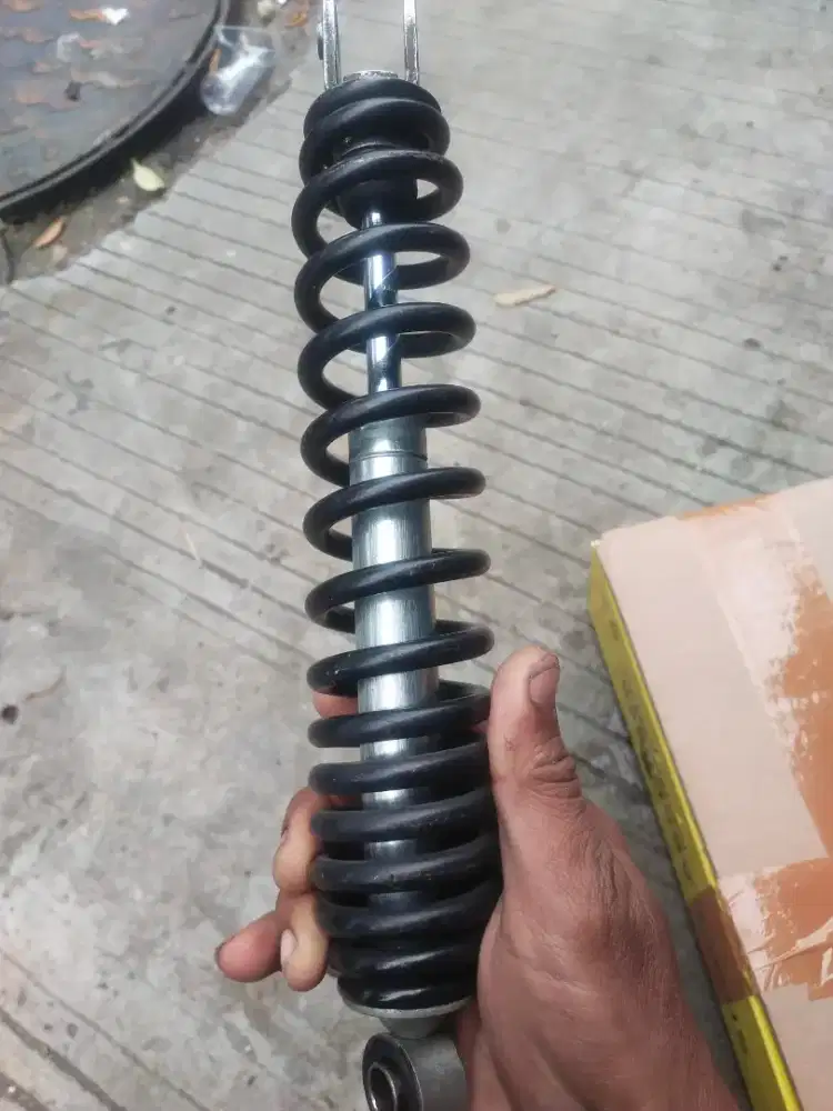 Dijual shockbeker belakang Mio sporty/smile original masih Gress