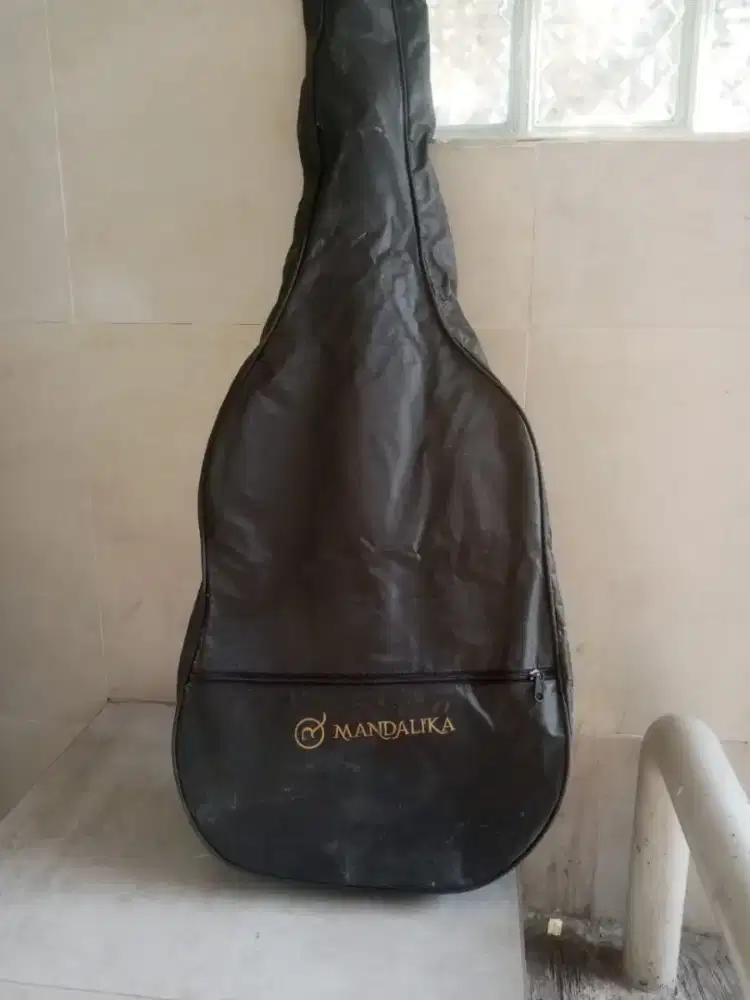 Gitar merek Mandalika