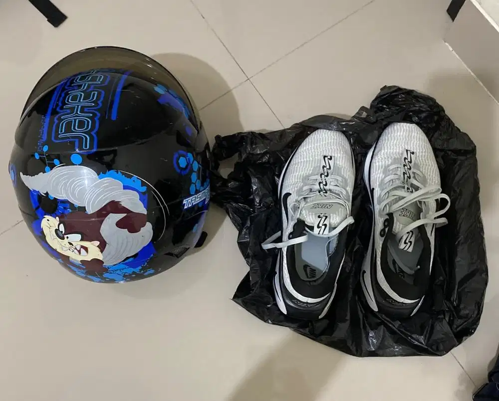 Dijual borongan , helm dan sepatu nike ukuran 40 dan 3 topi