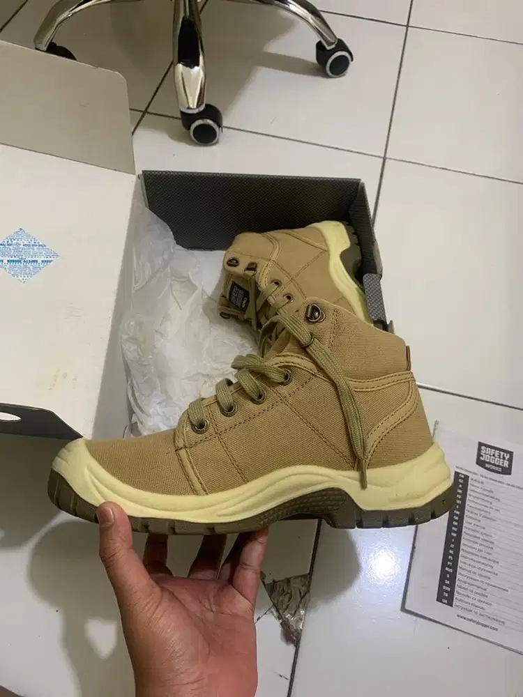 Sepatu safety merk ‘safety jogger’