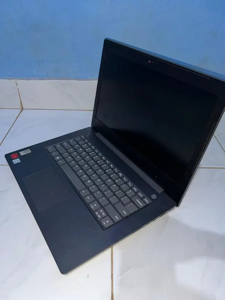 Laptop lenovo v330
