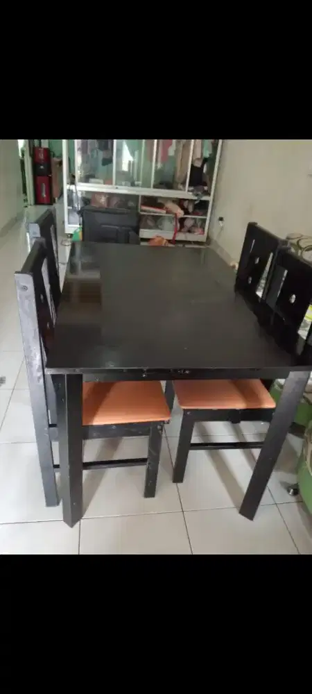 Meja makan dengan 4 kursi