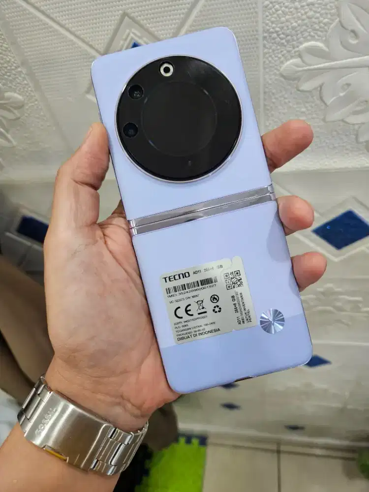 Tecno phantom v flip 5g 8/256 oktober 2026