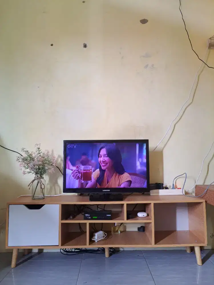 TV samsung beserta isinya