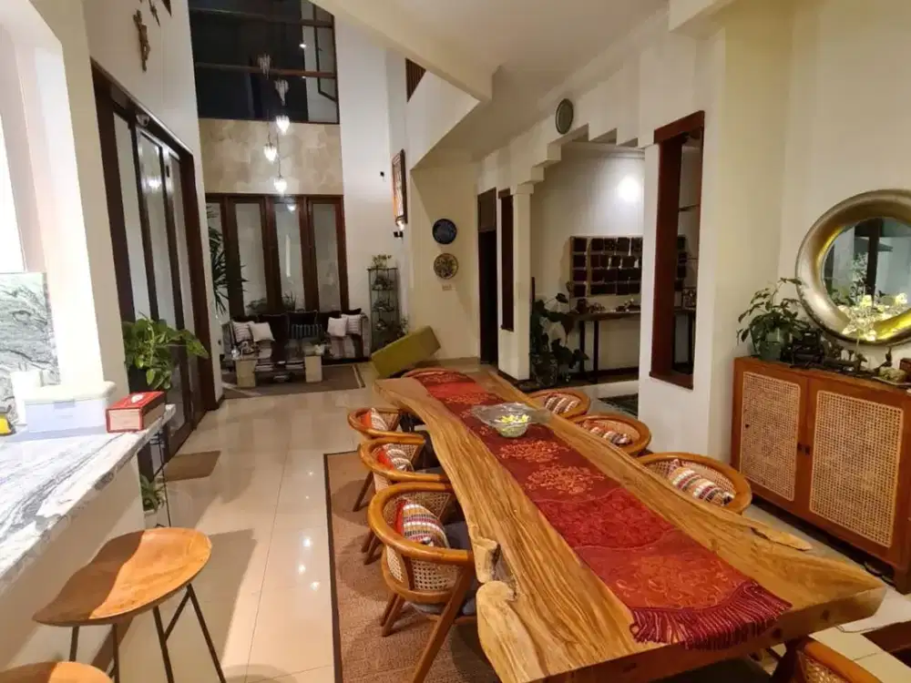 Dijual Rumah dengan swimming pool serta sudah full furnished  Di Green Belt Alam Sutera