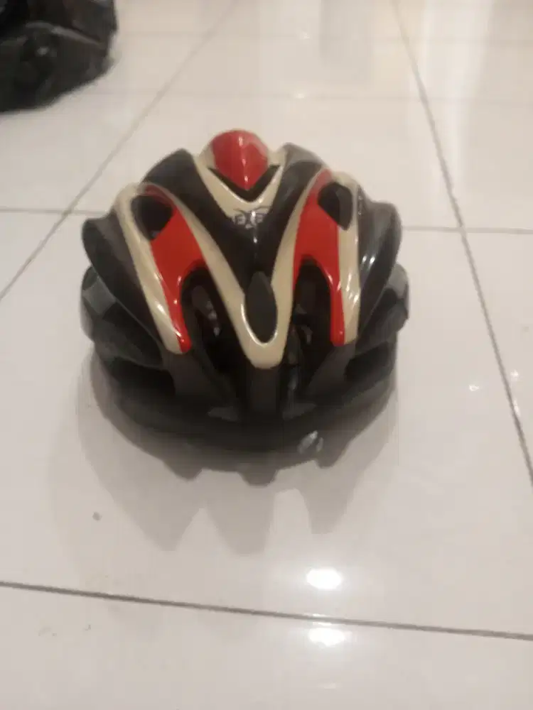 Helm sepeda 100 k