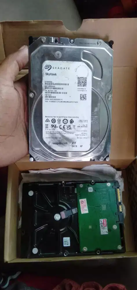Di jual yg butuh dan minat hardisk 4 TB  dan hardisk 160 gb wa dan hp