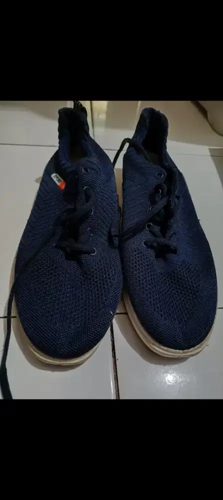 Dijual Sepatu Olahraga size 43 New Gress.