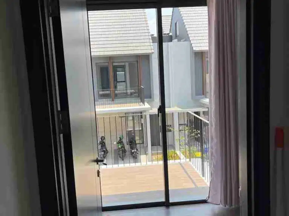 Rumah 3 Lantai Bebas Banjir di Wisteria Metland, Jakarta - Timur