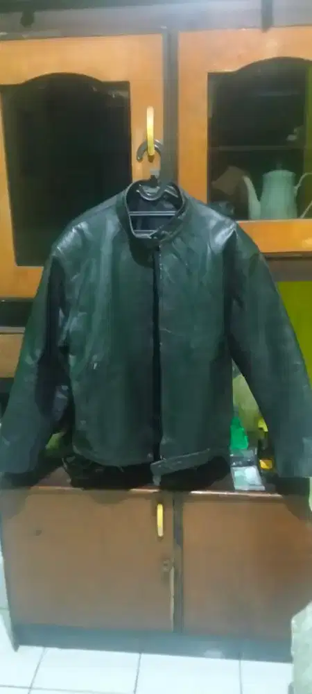 Jual jaket kulit kondisi baik warna hitam