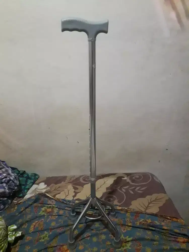 Tongkat Bantu Jalan KAKI TIGA