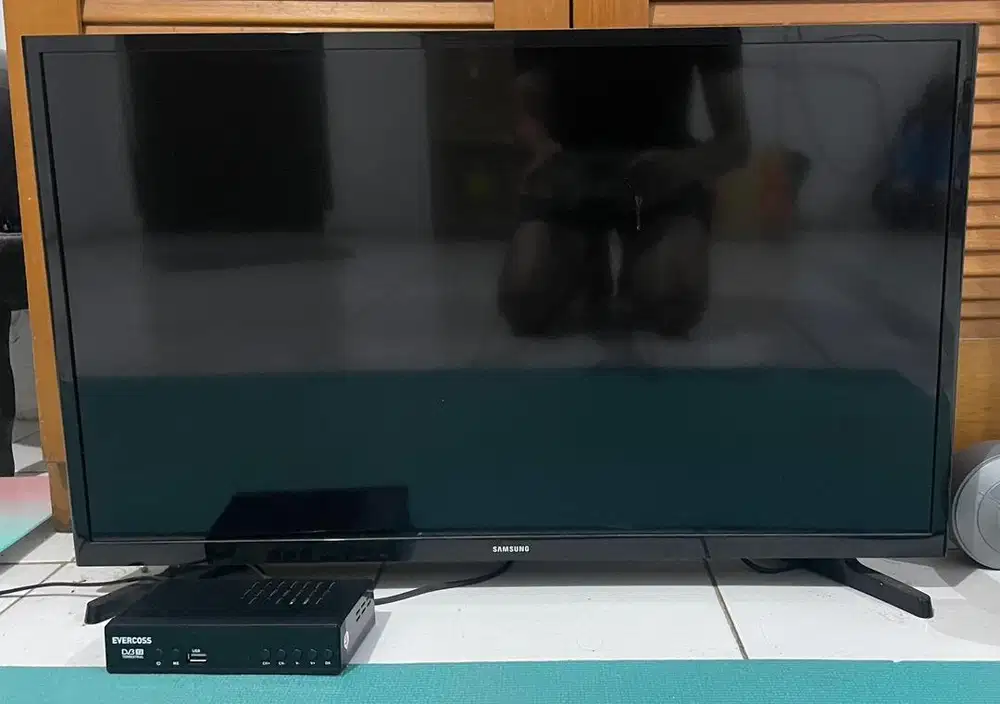 TV Samsung LED 32inch + STB Evercoss