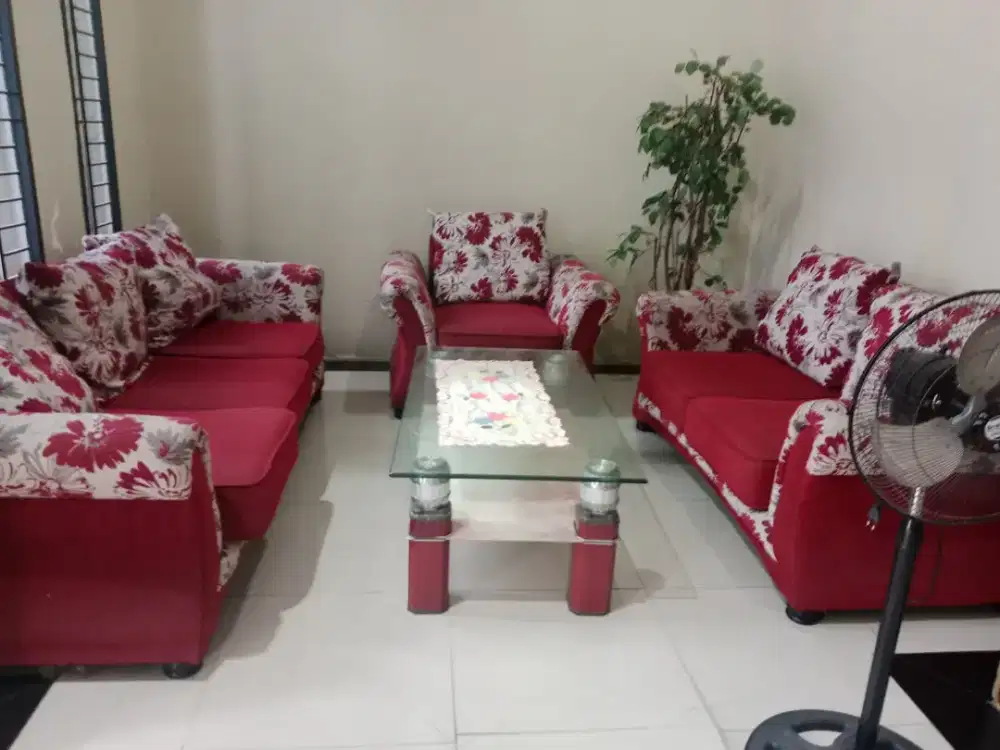 Sofa dan meja merah