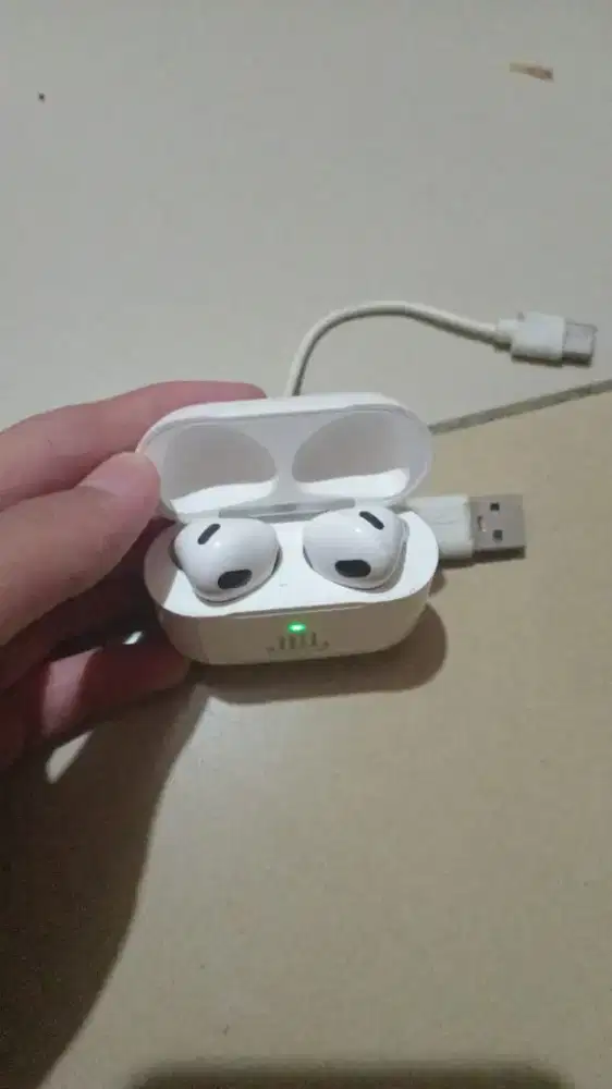 Earbuds Bluetooth TWS JBL – Putih