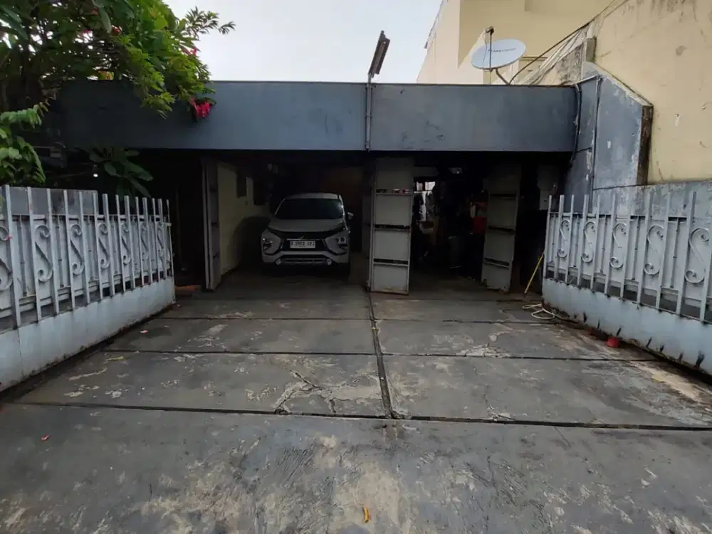RUMAH LOKASI  STRATEGIS DI JAKARTA SELATAN MURAH HITUNG TANAH SAJA, SHM