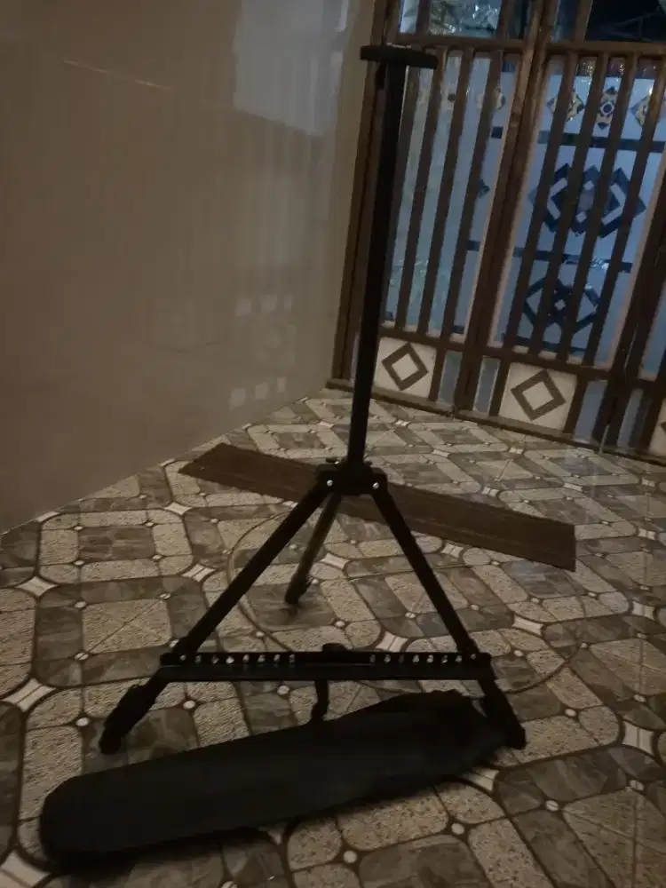 EASEL STAND TRIPOD FRAME NEW