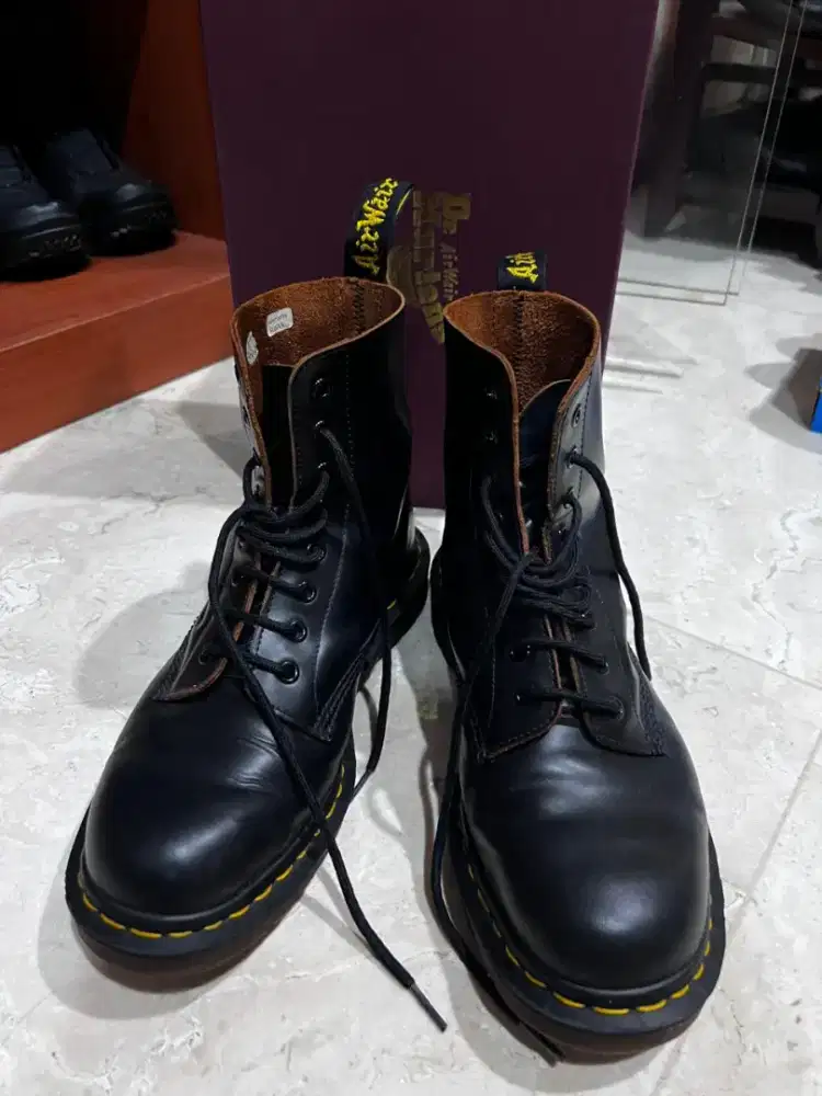 Sepatu Dr. Martens 1460 8-Eyelet Boot - Black Smooth Leather (Size 9)