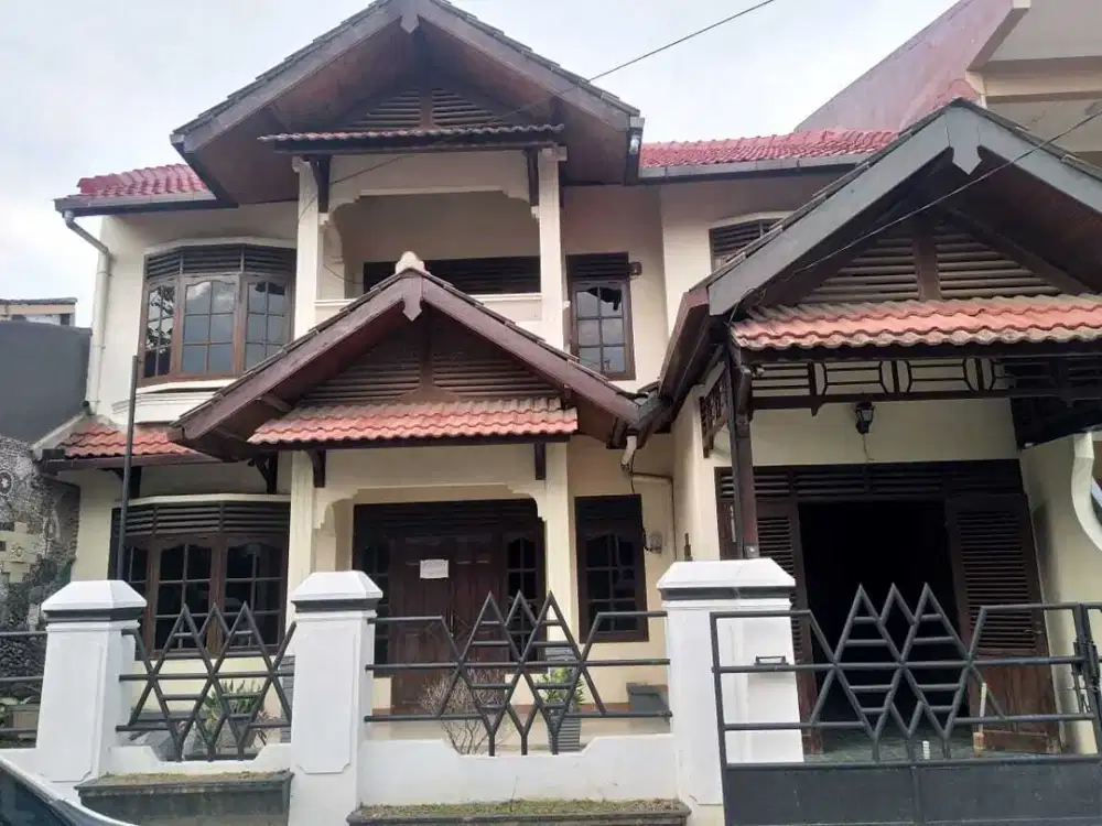 Disewakan Rumah Artistik Berdinding Kayu Komplek Kemang Ifi