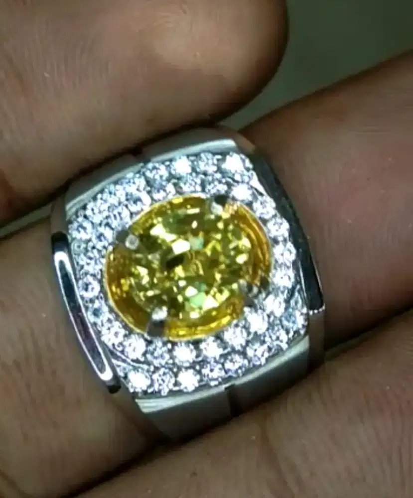 NATURAL YELLOW ZIRCON.