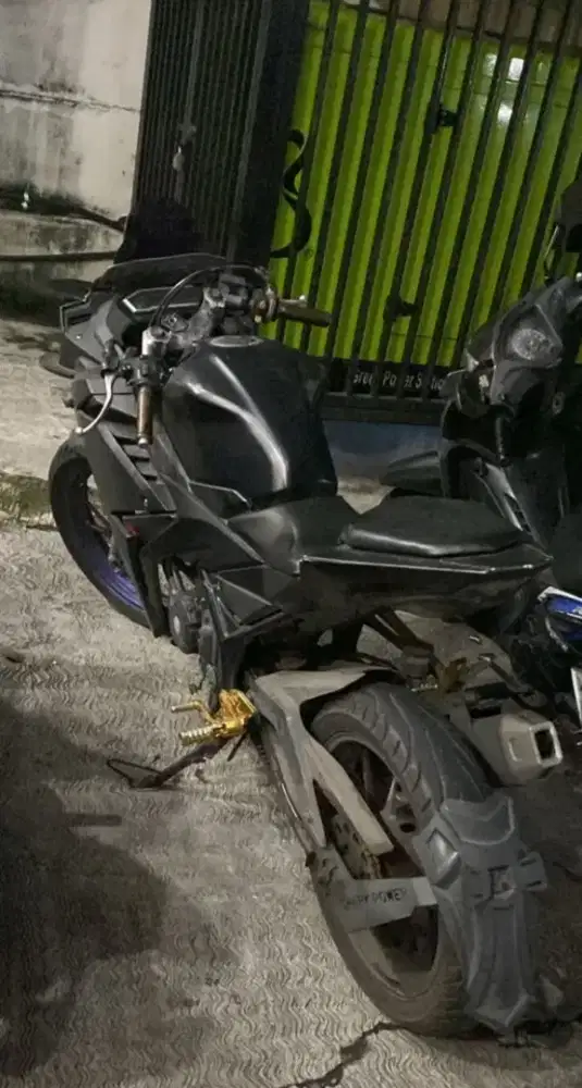 Permisi agan2 mau jual motor CBR 150 warna merah hitam full