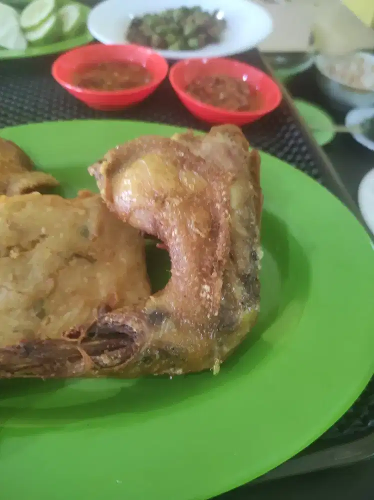 Karyawan ayam bakar buah batu