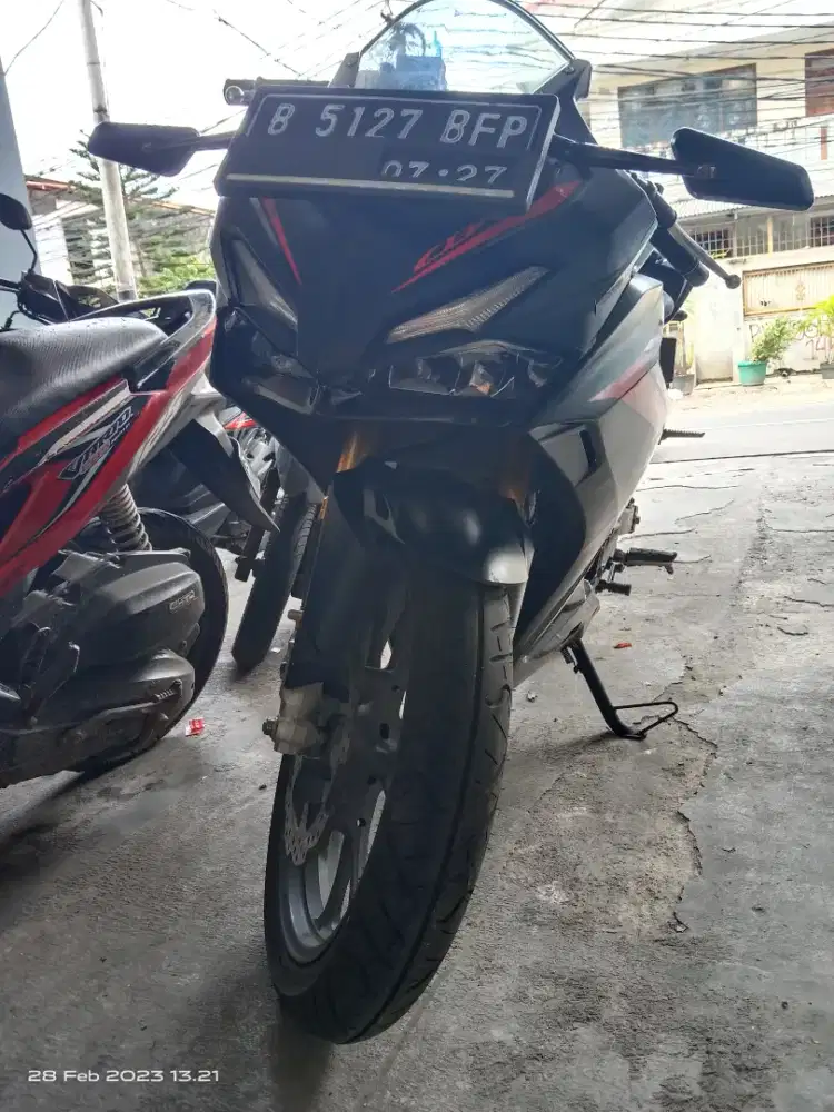 Cbr150cc, warna hitam