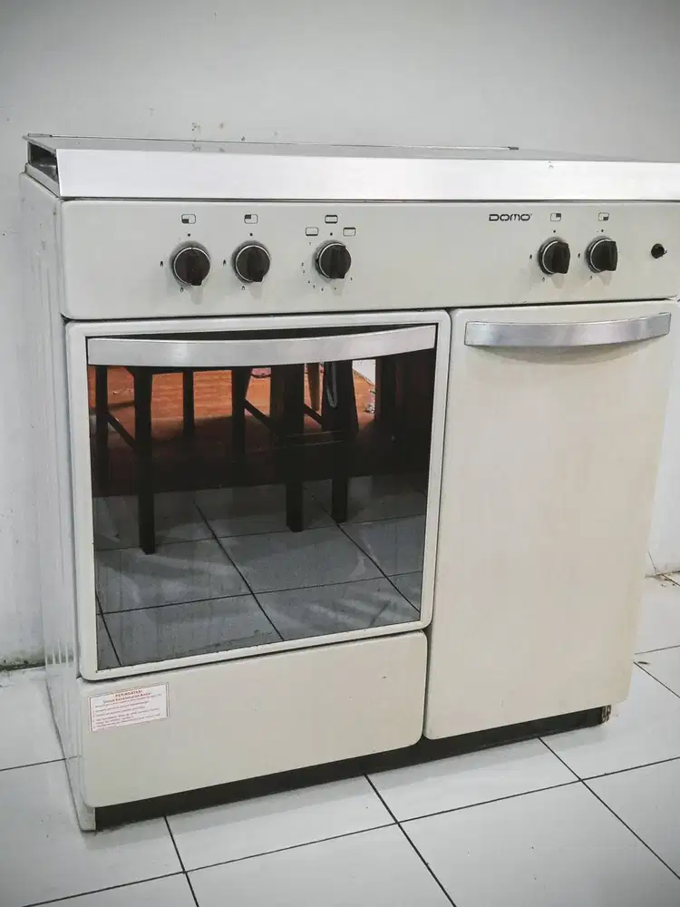 Kompor Freestanding 4 tungku plus oven merk Domo Modena kondisi 95% ok