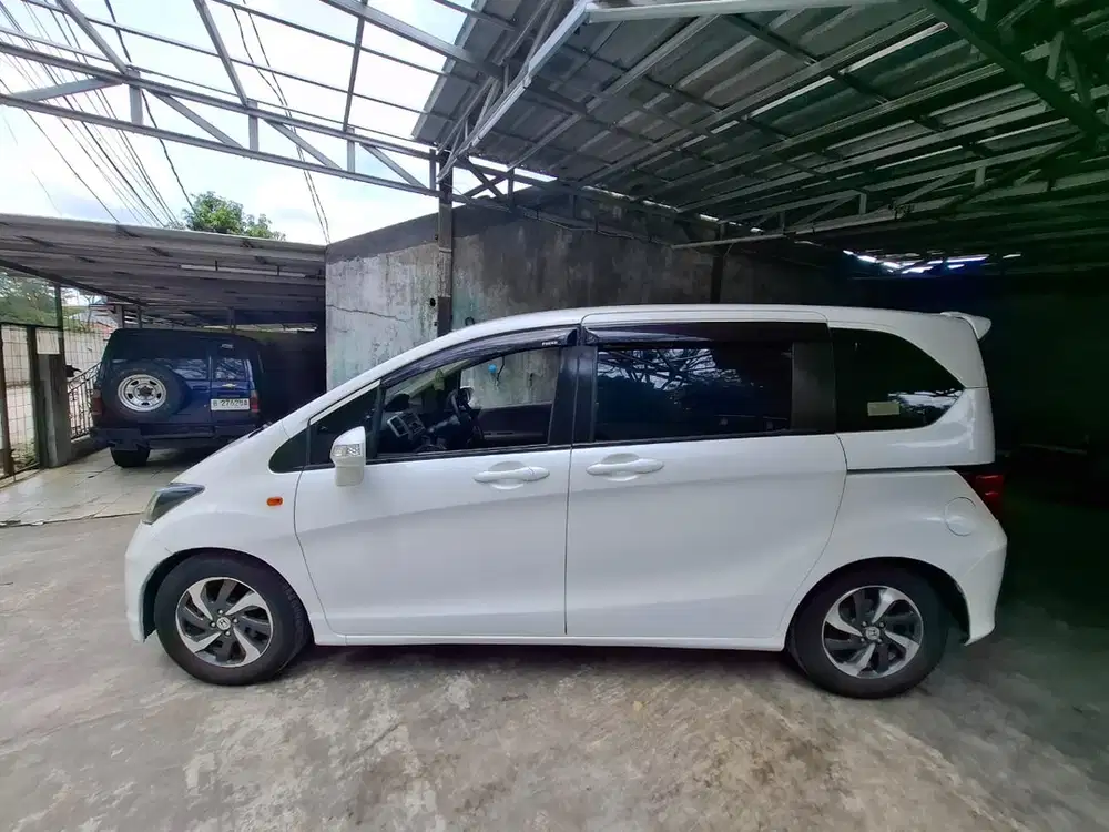 Honda Freed E 1.5 PSD Putih istimewa