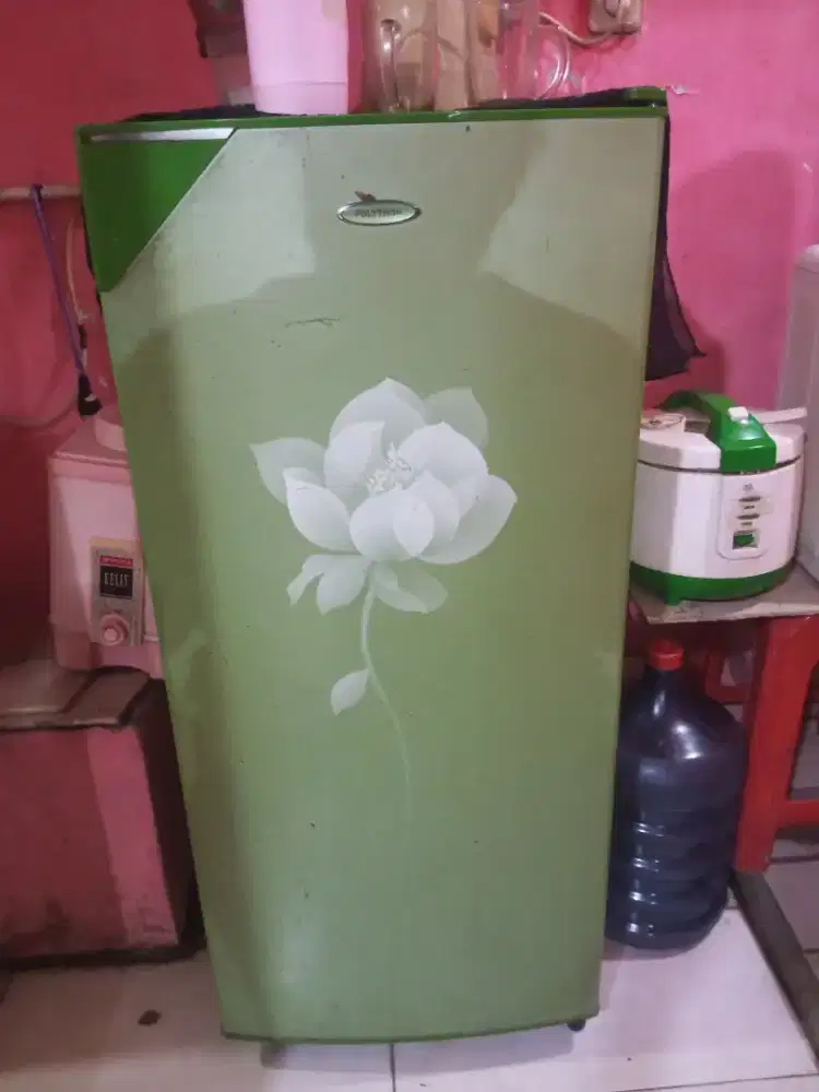 Dijual butuh kulkas Polytron