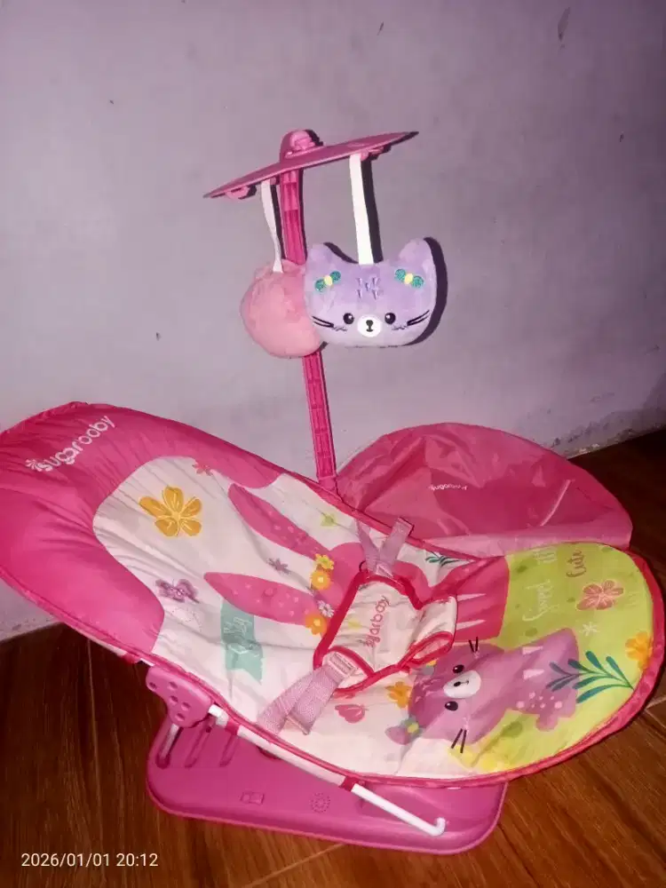 Bouncer bayi merk sugar baby, infant seat with toy bar.