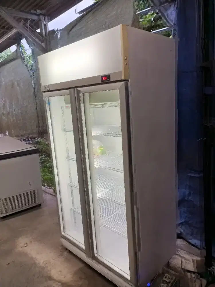 ready stok showcase 2 pintu merek GEA