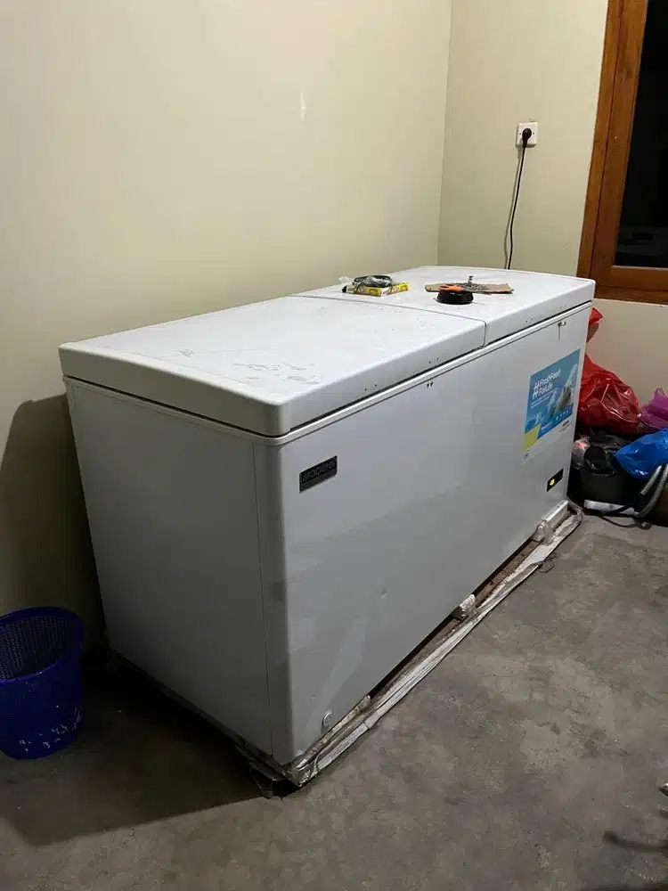 Freezer Modena bekas