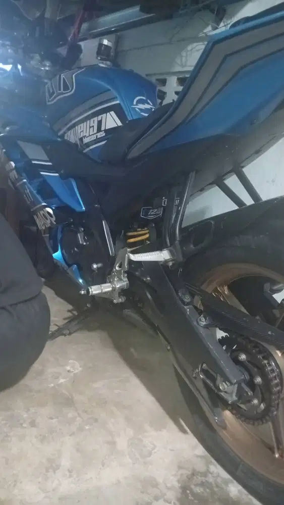 R 15 warna biru hitam tahun 2014