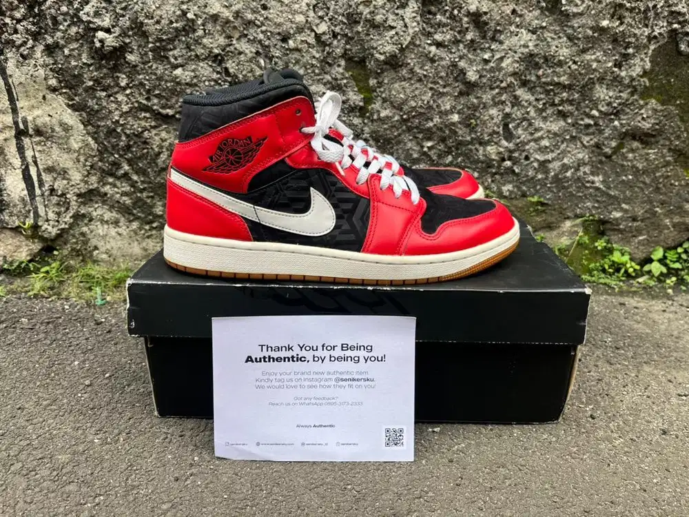 Sepatu Nike Air Jordan 1 Mid Red Black