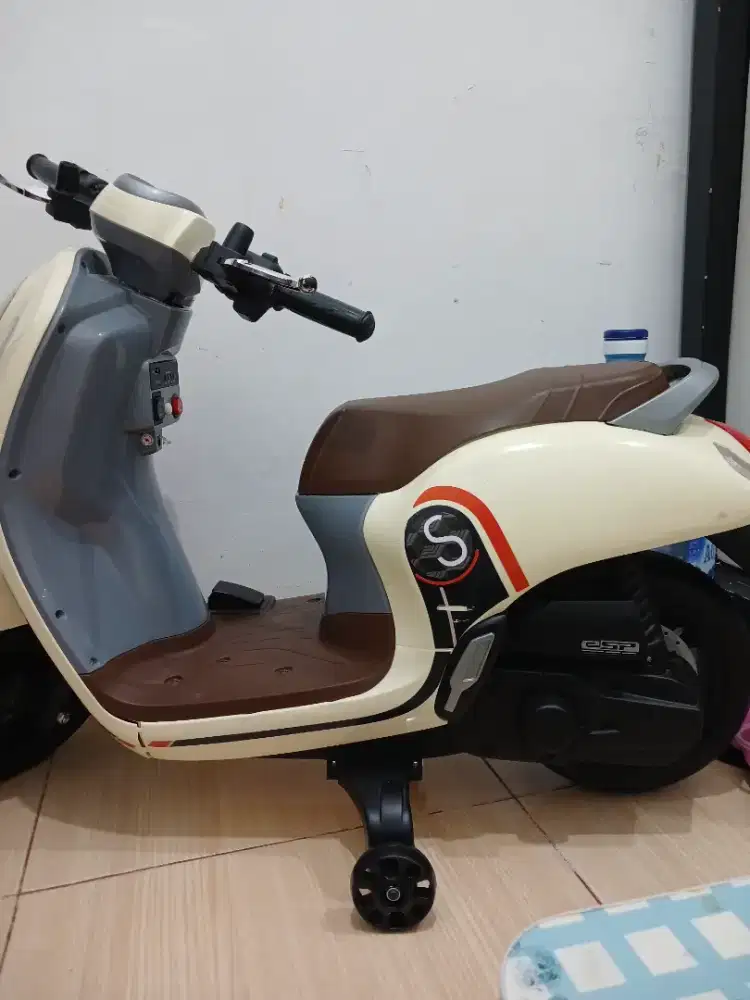 Motor mainan aki model scoopy