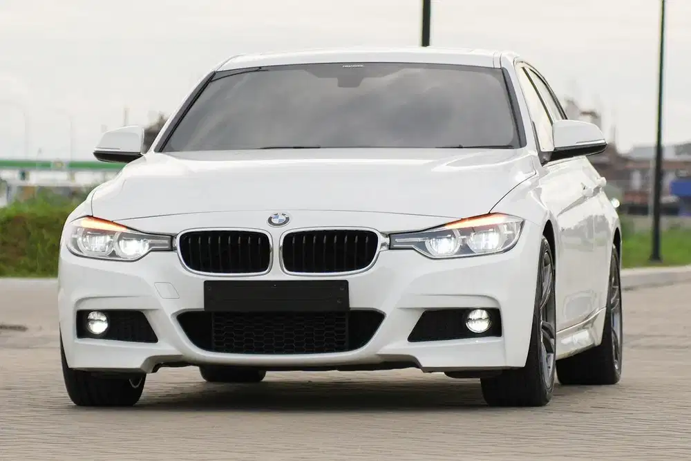 Fav! White on Red BMW 330i Sport Facelift LCI 2018 320i c300 c200