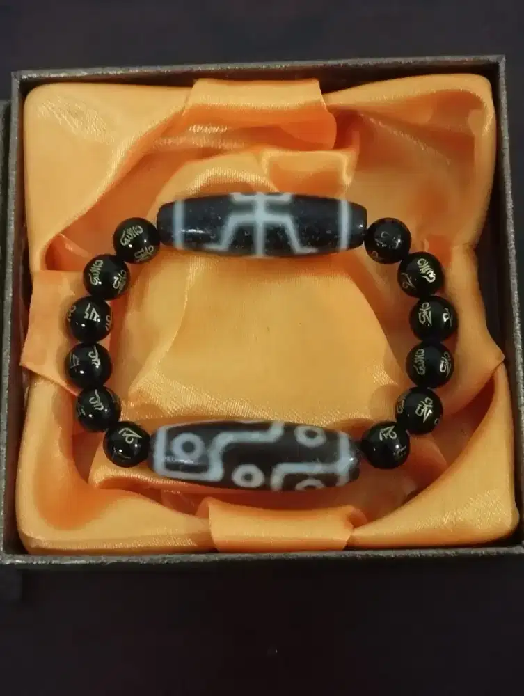 Gelang batu tibet