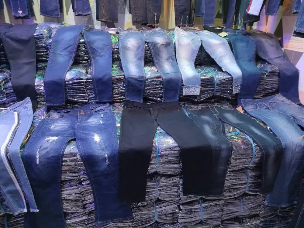 Jual semua nya baju dan celana lepis Masi baru total ada 450 losin