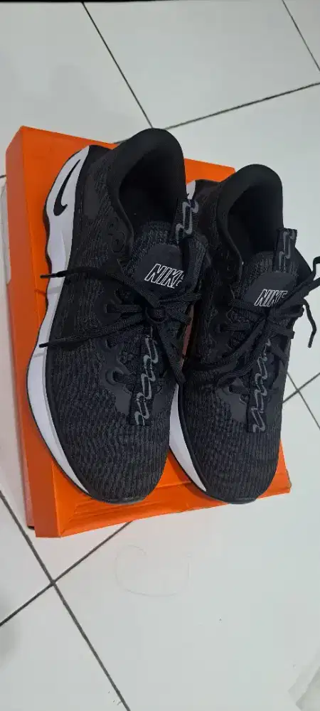 Sepatu Nike Motiva