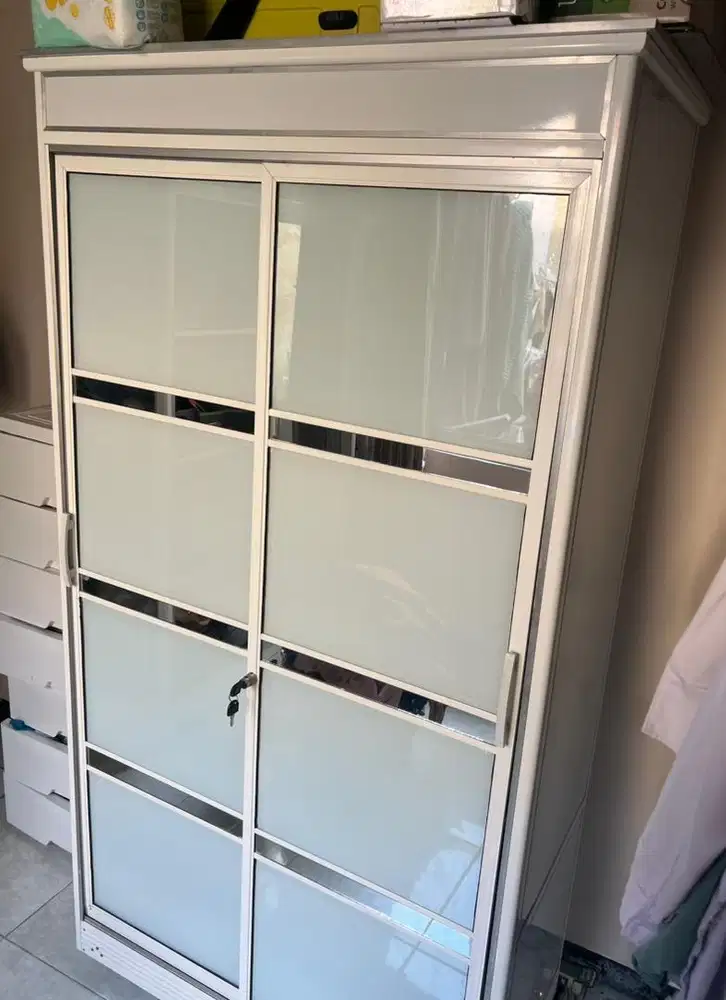 Lemari baju pakaian estetik