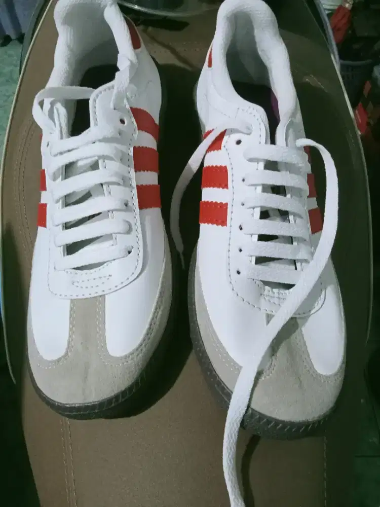 Sepatu Santai Pria Wanita Warna Putih List Hijau & Merah