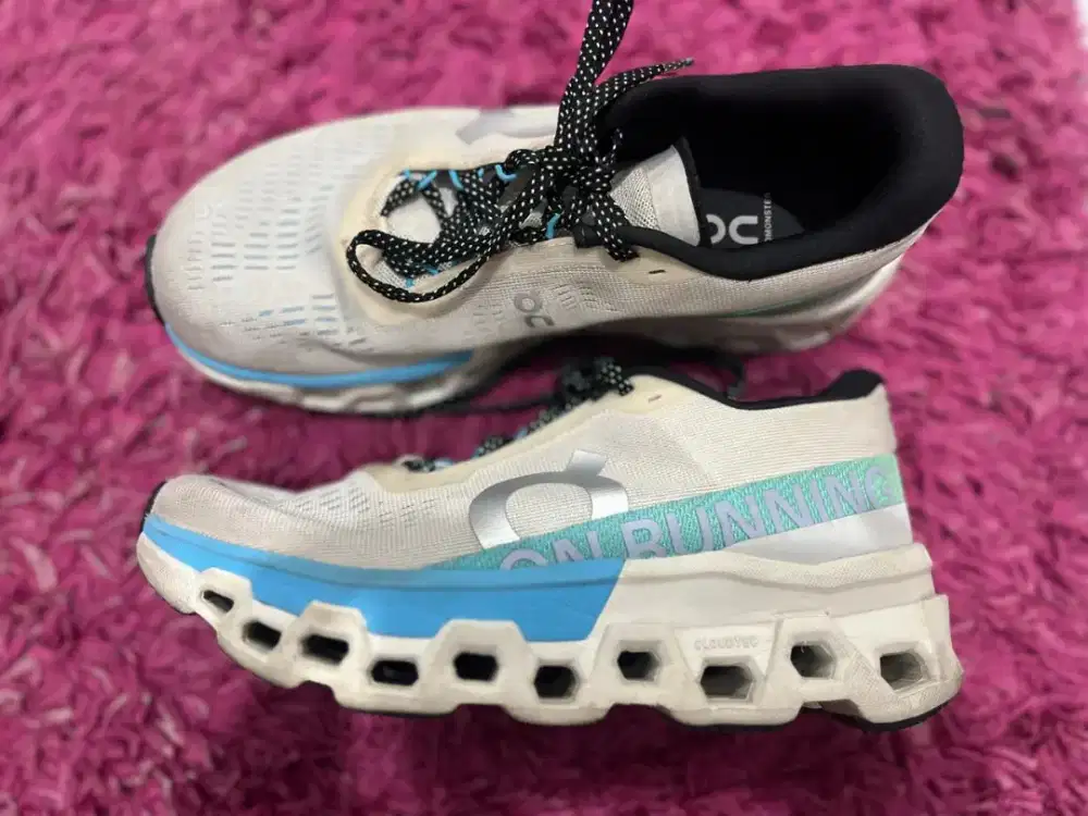 On Cloudmonster Running Original Preloved