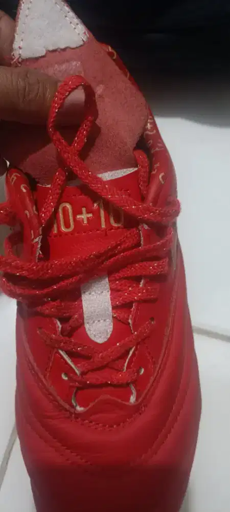 Sepatu sepak bola original specs