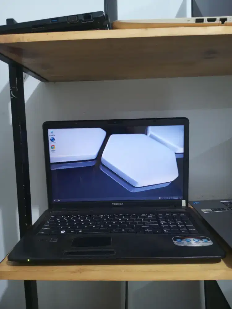 Toshiba C675 Core i3-2350M DDR 4GB 250GB 17 FHD baterai 2.5 Jam