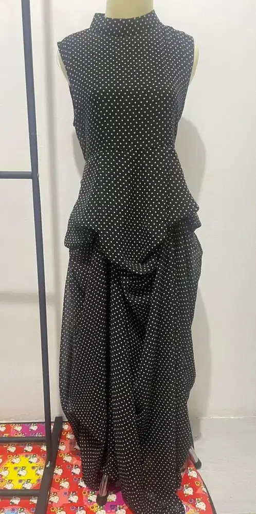 baju pesta hitam polkadot lengan pendek