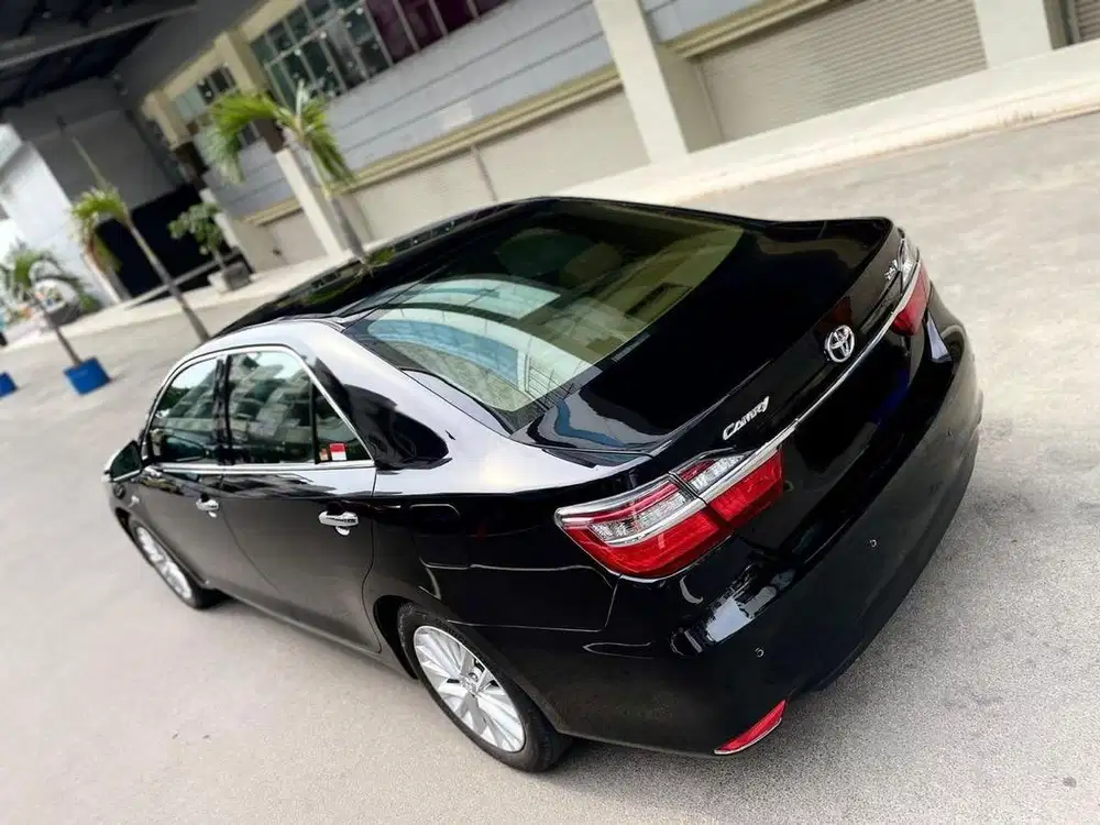 GRAB IT FAST • TOYOTA CAMRY 2.5 V AT 2015