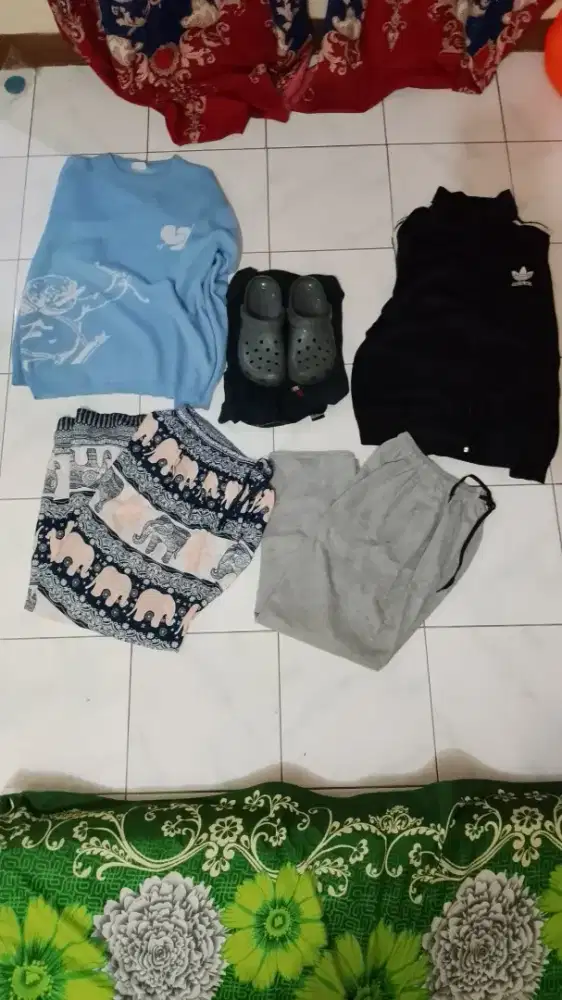 atasan,sendal crocs dan bawahan remaja