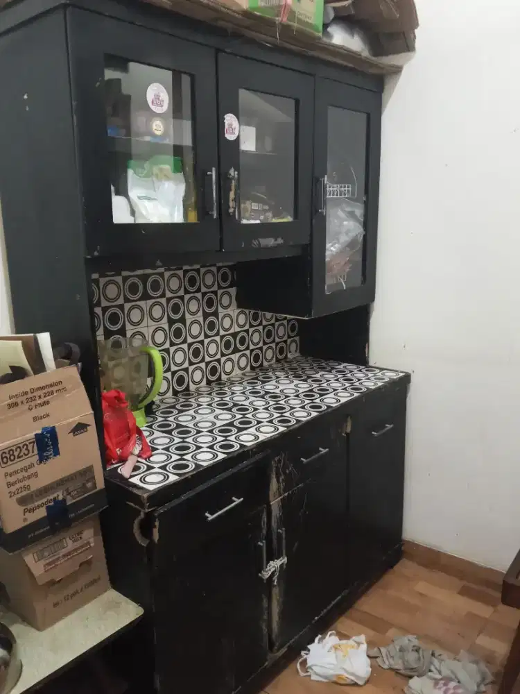 Lemari makanan dan rak piring